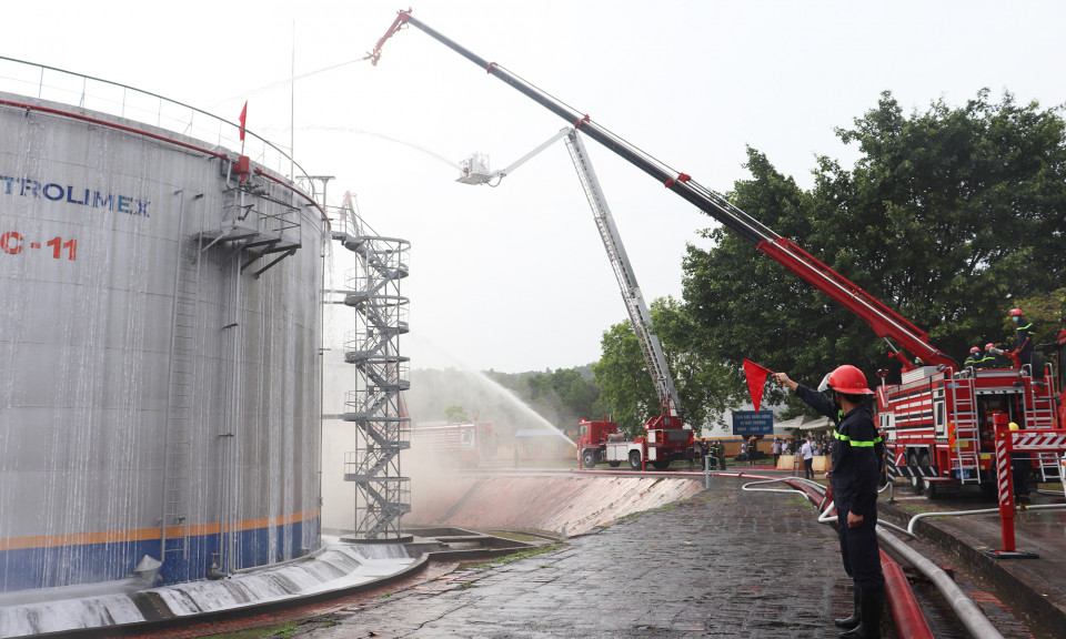 Quảng Ninh diễn tập phương án PCCC và CHCN tại kho xăng dầu