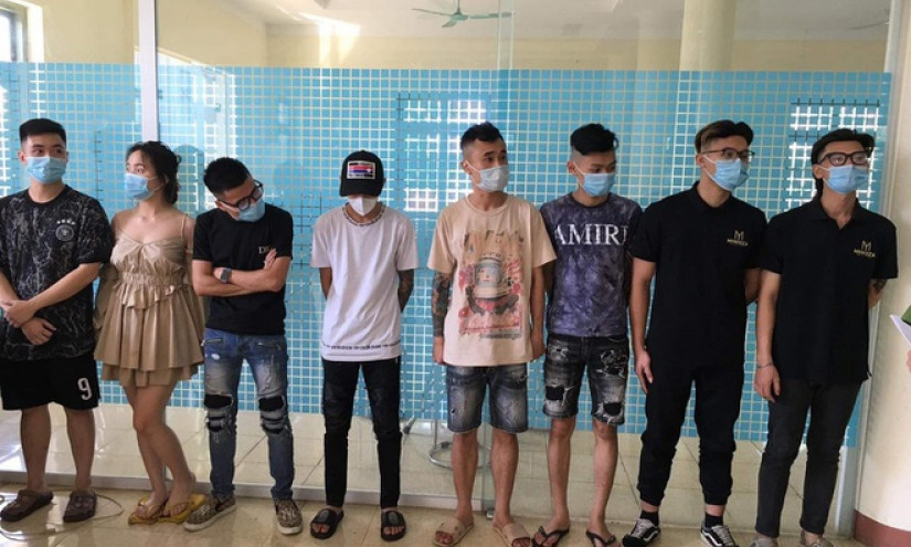 27 người tụ tập hít bóng cười tại quán cà phê