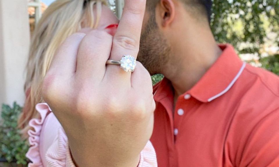 Britney Spears và bạn trai kém 13 tuổi đính hôn