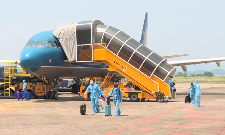 Van Don airport welcomes 345 passengers from US under "vaccine passport" policy
