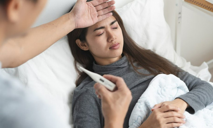 Cách phân biệt sốt sau tiêm vaccine COVID-19 với các bệnh khác