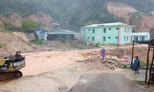 Nhà dân, cầu đường Quảng Nam oằn mình gánh hư hại lũ quét do bão số 5