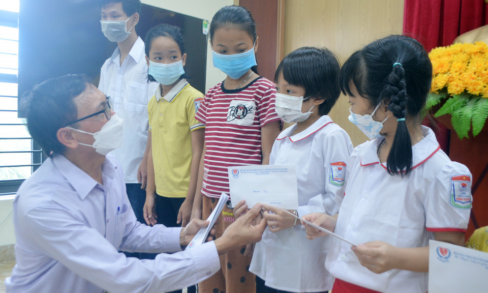 Đồng hành cùng học sinh mồ côi, khuyết tật