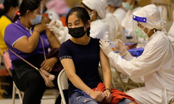 Số ca mắc mới và tử vong giảm mạnh, một bộ phận người dân Ấn Độ bỏ tiêm vaccine mũi hai