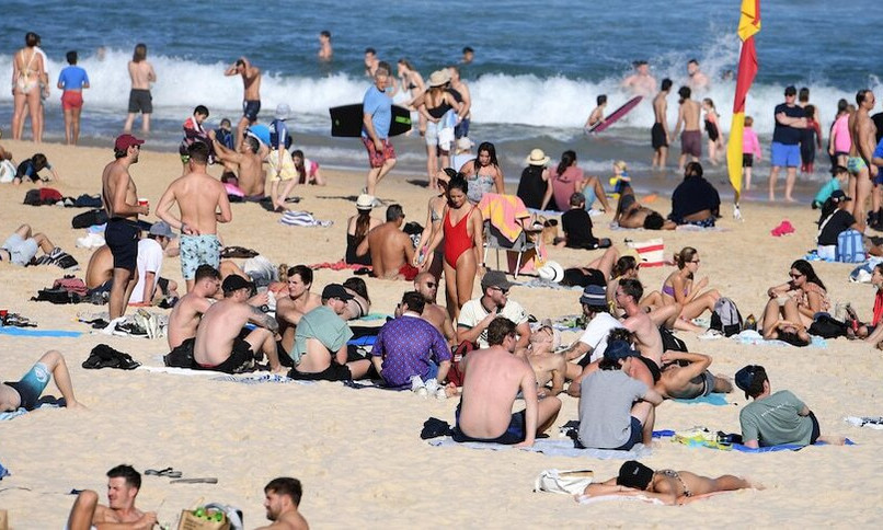 Dân Sydney đổ ra bãi biển ngay khi nới phong tỏa