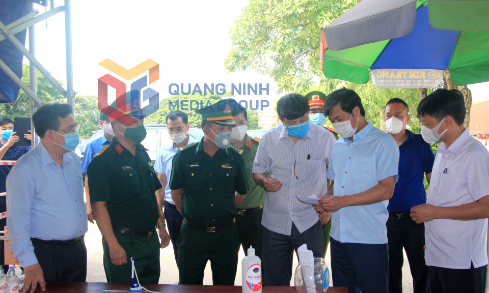 Chủ tịch UBND tỉnh Nguyễn Tường Văn kiểm tra, làm việc tại TP Móng Cái, tháng 9-2021