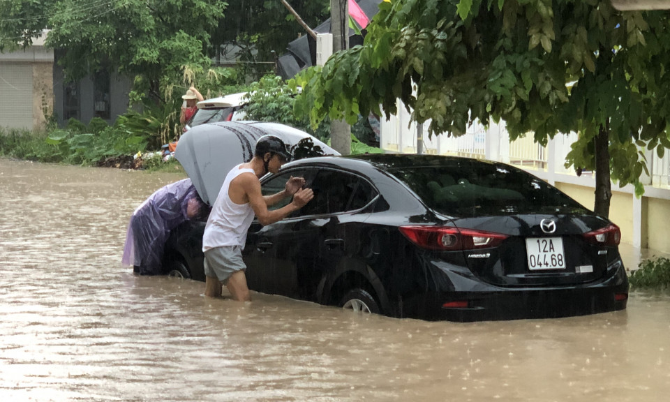 TP Hạ Long: Nhiều khu vực ngập cục bộ do mưa lớn
