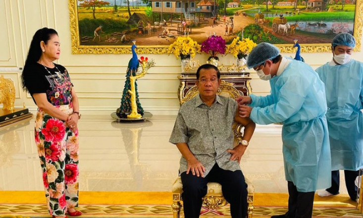 Thủ tướng Hun Sen và vợ được tiêm mũi vaccine thứ ba