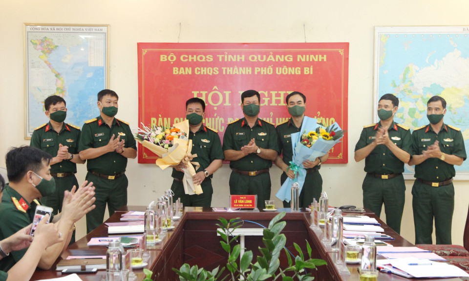 Bàn giao chức danh Chỉ huy trưởng Ban CHQS thành phố Uông Bí