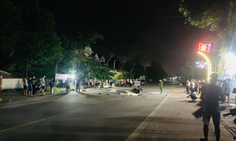 2 xe máy đâm nhau trong đêm, 3 thanh niên tử vong