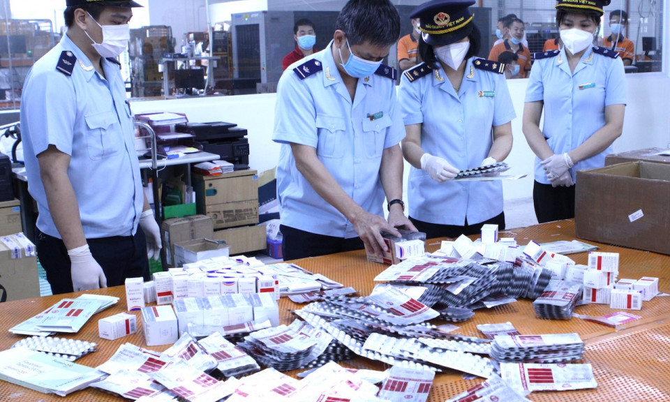 Thu giữ hơn 60.000 viên thuốc điều trị COVID-19