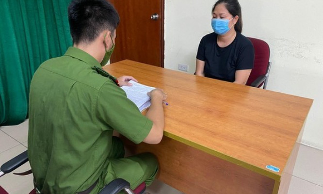 Khởi tố người phụ nữ uống rượu, tấn công cảnh sát trực chốt ở Hà Nội