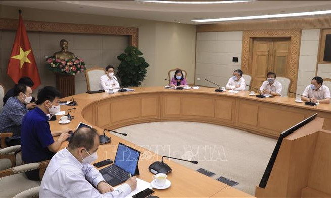 Các chuyên gia, nhà khoa học đề xuất giải pháp tiến tới chung sống an toàn với SARS-CoV-2