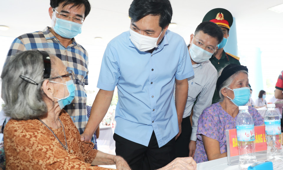 Chủ tịch UBND tỉnh Nguyễn Tường Văn kiểm tra tiêm chủng tại TP Cẩm Phả