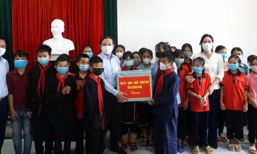 Đồng chí Bí thư Tỉnh ủy thăm, tặng quà Tết Trung thu cho học sinh huyện Ba Chẽ