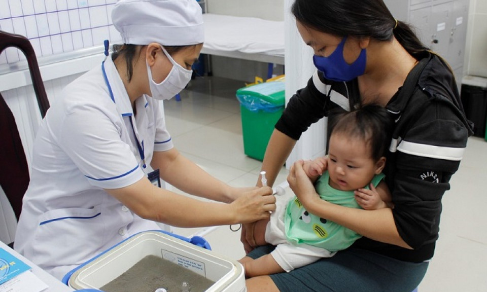 Chú ý chăm sóc trẻ và cho trẻ tiêm ngừa