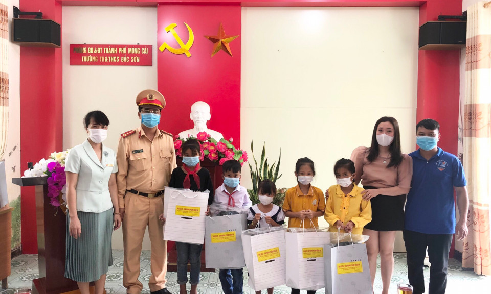 Móng Cái: Trao tặng quà Trung thu cho trẻ em hoàn cảnh khó khăn
