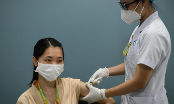 Một giáo viên tiêm cùng lúc 2 mũi vắc xin phòng COVID-19 cách nhau 10 phút