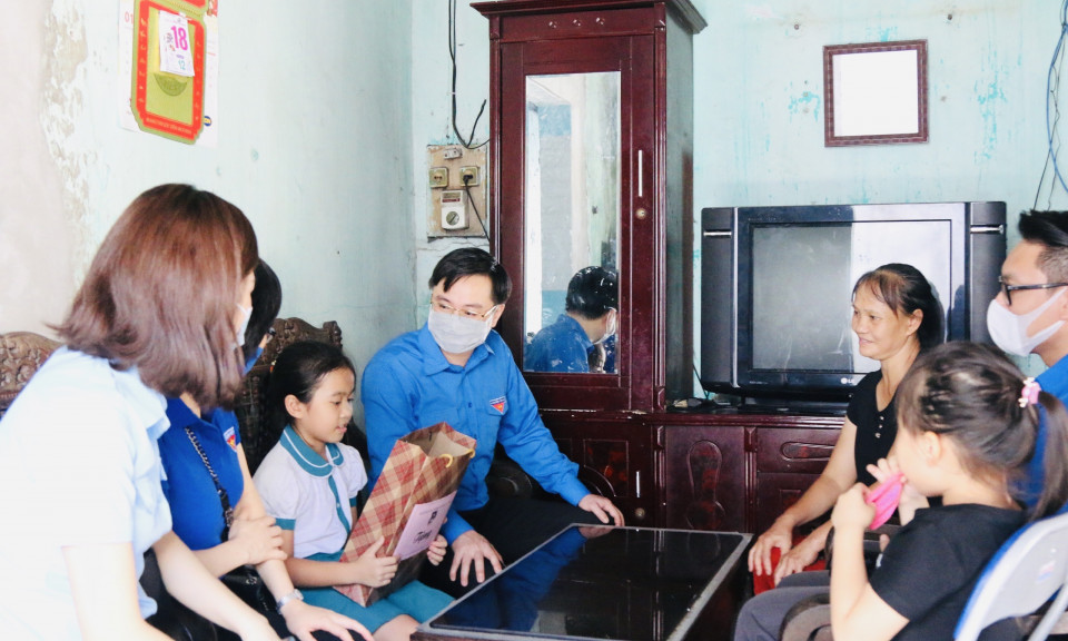 Tặng 127 phần quà trung thu cho con lực lượng tuyến đầu chống dịch và trẻ có hoàn cảnh khó khăn