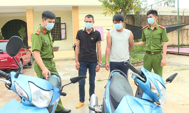 Khởi tố hai đối tượng cướp xe mô tô