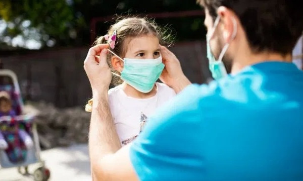 Phụ huynh cần làm gì để bảo vệ trẻ khi gia đình có F0 điều trị tại nhà?