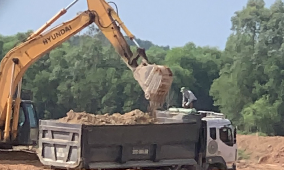 Bắt quả tang vụ khai thác đất trái phép