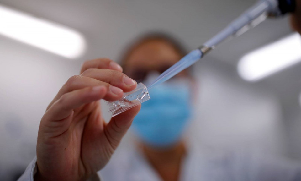 Các hãng dược phát triển vaccine xịt mũi để sớm đánh bại COVID-19