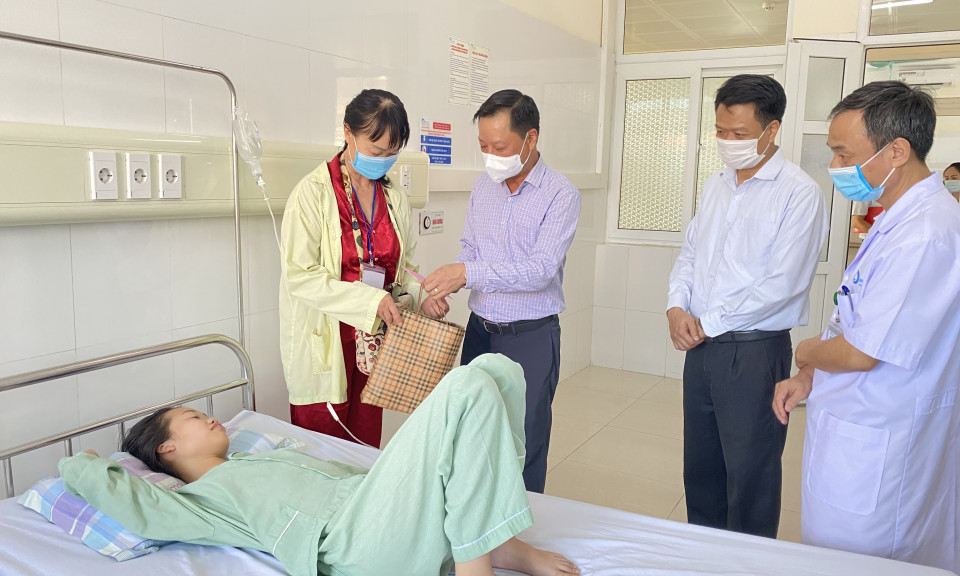 Phó Chủ tịch HĐND tỉnh tặng quà trung thu tại Bệnh viện Bãi Cháy 