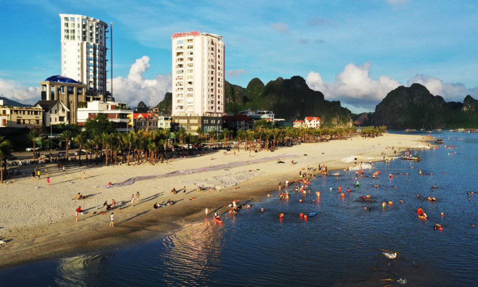 Ha Long reopens public beaches and sports activities 