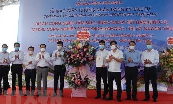 Quang Ninh grants investment registration certificate to silicon wafer project