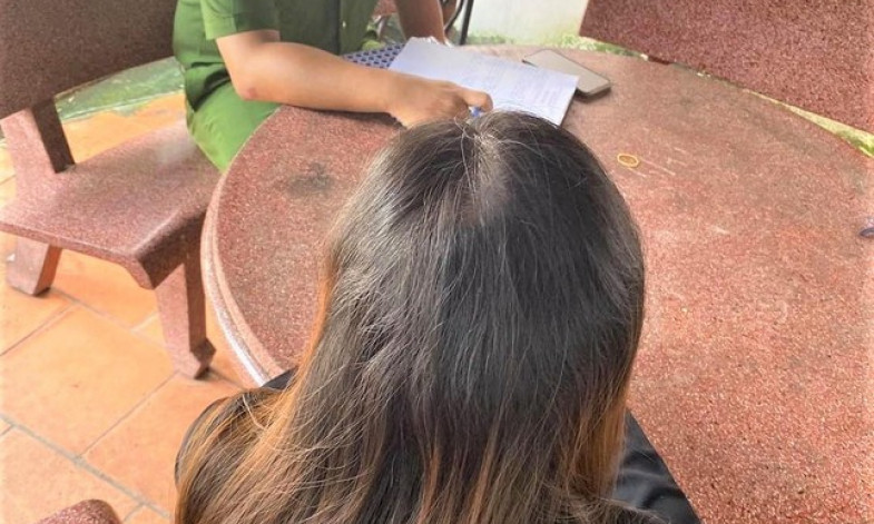 Nhận gạo cứu trợ chê không ăn đòi cho gà hàng xóm, cô gái bị triệu tập