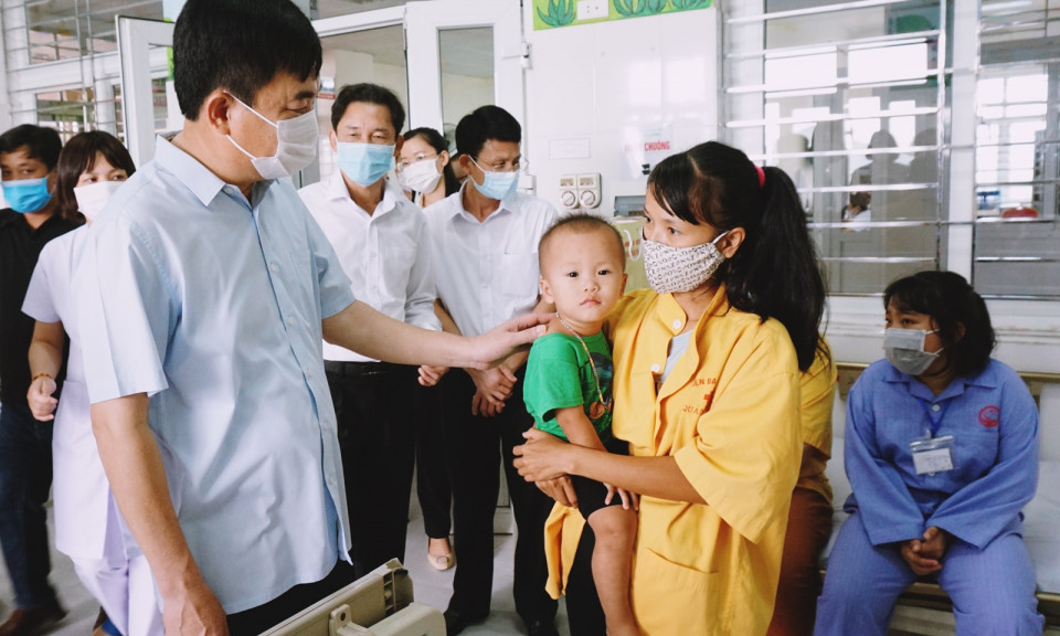 Các đồng chí lãnh đạo tỉnh tặng quà thiếu nhi nhân dịp Tết Trung thu