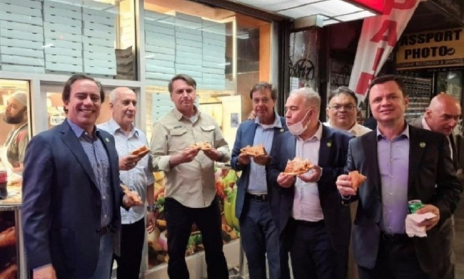 Chưa tiêm vaccine, Tổng thống Brazil phải ăn pizza ngoài vỉa hè New York