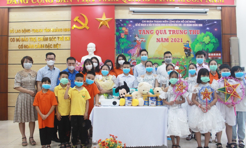 Tặng quà Tết Trung thu cho trẻ em có hoàn cảnh đặc biệt