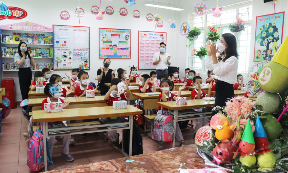 Mid-autumn festival celebrated at school