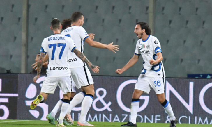 Inter lên đỉnh bảng Serie A