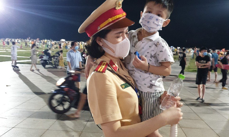 Công an TP Hạ Long: Bàn giao 3 cháu bé đi chơi Trung thu đi lạc cho gia đình