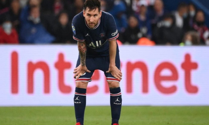 Messi bị bầm dập xương