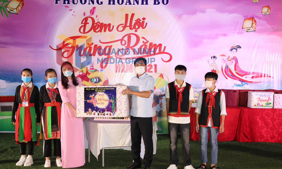 Chủ tịch UBND tỉnh Nguyễn Tường Văn thăm, tặng quà thiếu nhi nhân dịp Tết Trung thu, tháng 9-2021