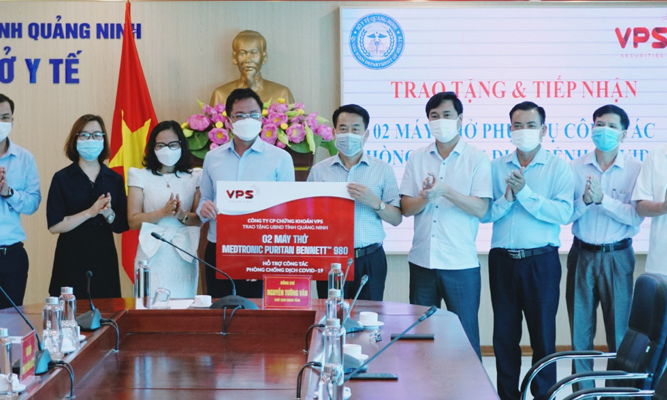 Tiếp nhận hai máy thở phục vụ công tác phòng, chống dịch Covid-19