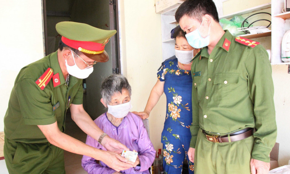 "Gần dân, bám dân, dựa vào dân"