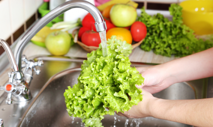 Ngâm rau củ với nước muối để loại bỏ hóa chất, chuyên gia khuyên gì?