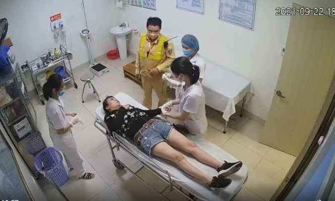 Nữ tài xế mắc bệnh tim thò tay qua cửa xe cầu cứu trên cao tốc