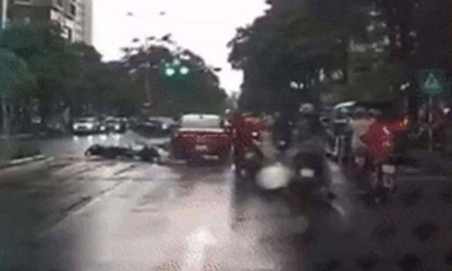 Tài xế ô tô đâm nhiều xe máy dừng đèn đỏ ở Cầu Giấy vi phạm nồng độ cồn