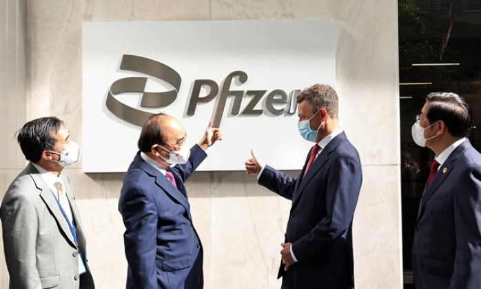 President Phúc visits Pfizer headquarters in New York, urges speeding up vaccine delivery in deal