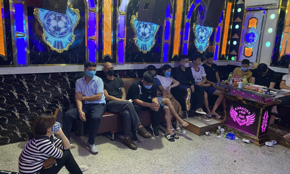 Cẩm Phả: Xử phạt ở mức cao nhất cơ sở karaoke vi phạm quy định phòng, chống dịch