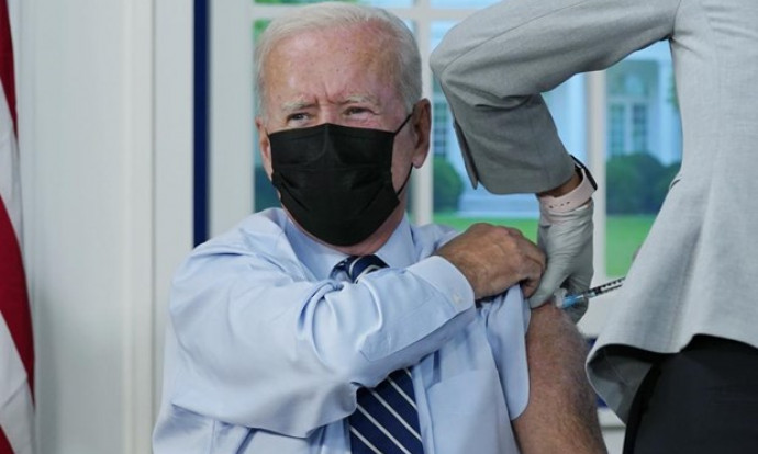 Tổng thống Mỹ Joe Biden tiêm mũi vaccine COVID-19 thứ 3