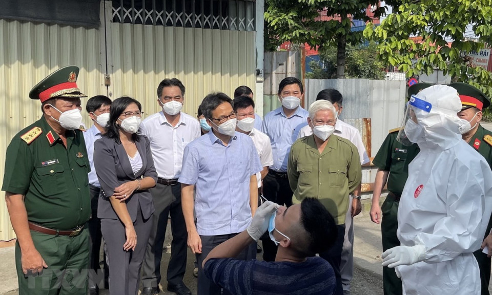 Phó Thủ tướng Vũ Đức Đam kiểm tra khu nhà trọ "điểm nóng" ở Bình Dương