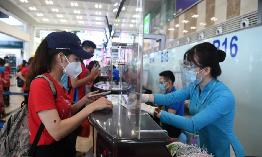 Hàng không tạm dừng mở bán vé nội địa