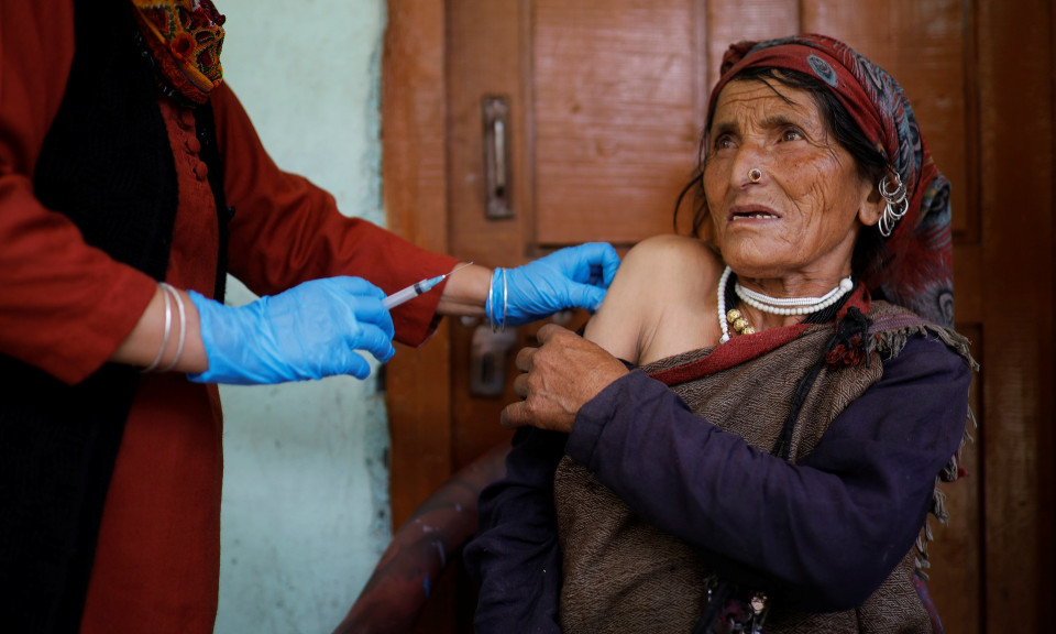 Dùng ròng rọc để chuyển vaccine lên dãy Himalaya